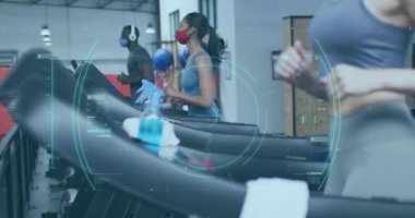 Yüz maskesi takan çeşitli grupların üzerinde dönen kovid 19 hücresinin animasyonu işe yarıyor. Dijital olarak üretilen küresel covid 19salgın konsepti.