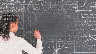 Kadın öğretmen tahtaya yazı yazarken yüzen matematiksel denklemlerin animasyonu. eğitim ve öğrenme kavramı dijital olarak oluşturulmuş video.