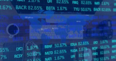 Bilgisayarla birlikte masadaki finansal veri işleme animasyonu. küresel finans ve iş konsepti dijital olarak oluşturulmuş video.