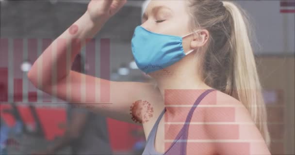 Coronavirus Statistisk Databehandling Mot Kvinna Bär Mask Tar Paus Gymmet — Stockvideo