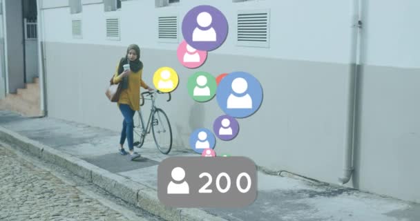 五颜六色的人和穿着头巾骑着自行车在街上走来走去的女人在一起 通信技术数字接口概念 数字生成视频 — 图库视频影像