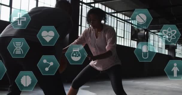 Animation Von Medizinischen Ikonen Über Mann Und Frau Beim Basketballspielen — Stockvideo