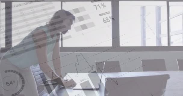 Animasjon Grensesnitt Som Viser Data Statistikk Med Forretningskvinne Som Jobber – stockvideo