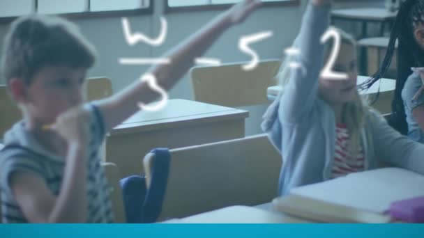 教室に座って手を挙げている子供たちのグループに浮かぶ数学方程式のアニメーション 教育と学習の概念をデジタルで生成し — ストック動画