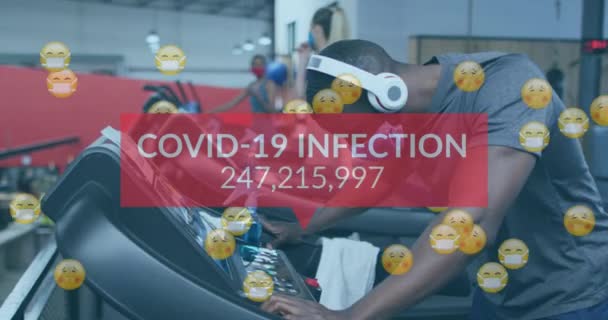 Animación Palabras Covid Infecciones Emojis Sobre Diversos Grupos Que Usan — Vídeo de stock