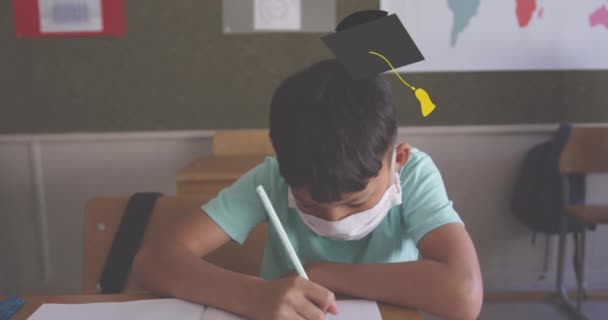 在课堂写作中 戴口罩的男孩比男孩更容易掉下学帽的动画 教育及学习概念数码录影 — 图库视频影像