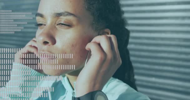 音乐均衡器与戴耳机的非洲裔美国女人的特写镜头相对立 音乐和技术概念 — 图库视频影像
