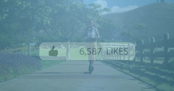 与在花园里骑摩托车的非洲裔美国女人竞争越来越多的喜欢的图标 社交网络和联系概念 — 图库视频影像