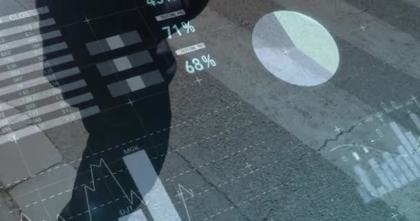 通りを横断する人に対するグラフや統計のアニメーション デジタルインターフェースのグローバルファイナンスとビジネスコンセプトデジタルで生成されたビデオ — ストック動画