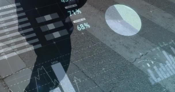 Animación Gráficos Estadísticas Sobre Una Persona Que Cruza Calle Digitalinterfaz — Vídeos de Stock