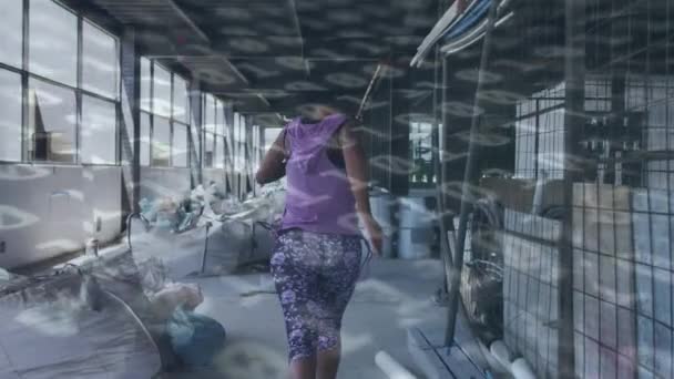 Анимирование Обработки Бинарных Данных Женщинах Бегущих Тренажерном Зале Концепция Цифрового — стоковое видео