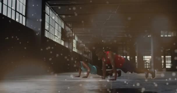 Анимация Пятен Протекающих Над Мужчиной Женщиной Делающих Рыгание Тренирующихся Тренажерном — стоковое видео