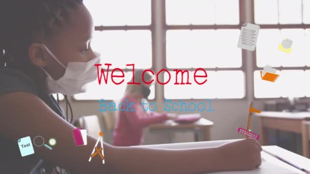 Animatie Van Woorden Welkom Terug School Meisje Met Gezichtsmasker Zittend — Stockvideo