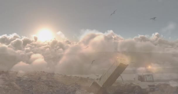 Sol Detrás Las Nubes Sobre Camión Sitio Eliminación Basura Medio — Vídeos de Stock