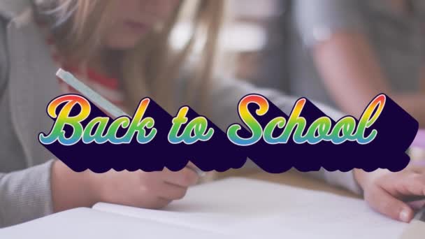 Animazione Parole Bentornati Scuola Una Ragazza Seduta Classe Fare Wiriting — Video Stock