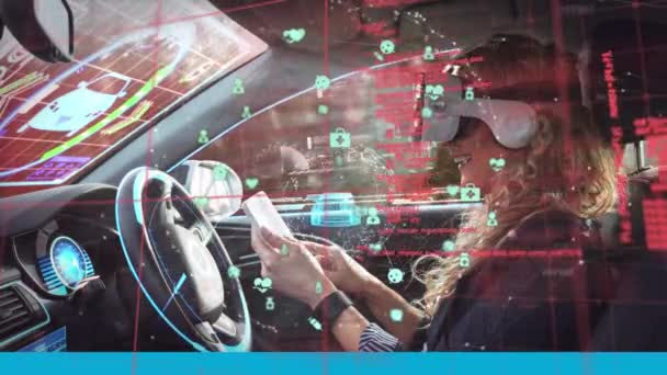 Animacja Wyświetlaczy Ikon Kobietą Słuchawkach Pomocą Smartfona Samojezdnym Samochodzie Koncepcja — Wideo stockowe