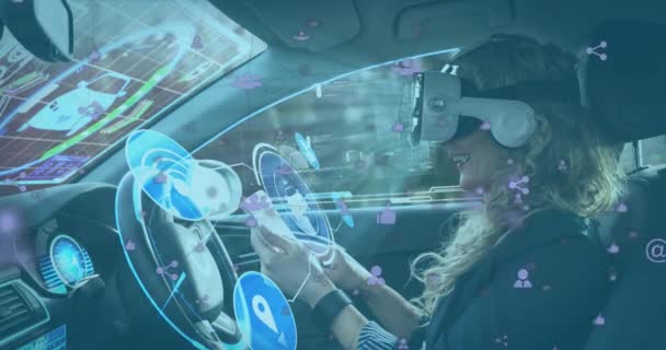 Animacja Wyświetlaczy Ikon Kobietą Słuchawkach Pomocą Smartfona Samojezdnym Samochodzie Koncepcja — Wideo stockowe