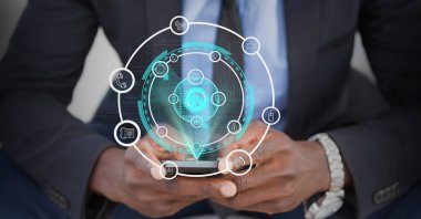 Akıllı telefon kullanan iş adamının orta kısmındaki dijital simgelerle dijital arayüz. küresel ağ ve iş teknolojisi kavramı