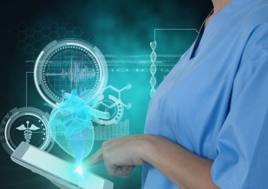 Kadın doktor ekranda, arka planda bilimsel veri işleme ile insan kalbini gösteriyor. küresel tıp bilimi ve teknoloji konsepti dijital olarak üretilen görüntü.