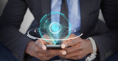 Akıllı telefon kullanarak iş adamının orta bölümünün ortasındaki Dünya ile dijital arayüz. bilgisayar arayüzü ve iş teknolojisi kavramı