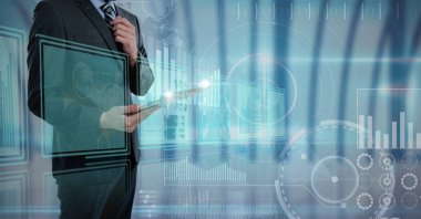 Dijital tablet kullanan işadamının orta kesimine karşı veri işleme ile dijital arayüz. bilgisayar arayüzü ve iş konsepti