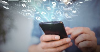 Akıllı telefon kullanarak insanın orta kısmındaki dijital simgelerle dijital arayüz. küresel ağ ve iş teknolojisi kavramı