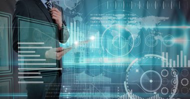 Dijital tablet kullanarak iş adamının orta kesiminde veri işleme ile dijital arayüz. bilgisayar arayüzü ve iş teknolojisi kavramı