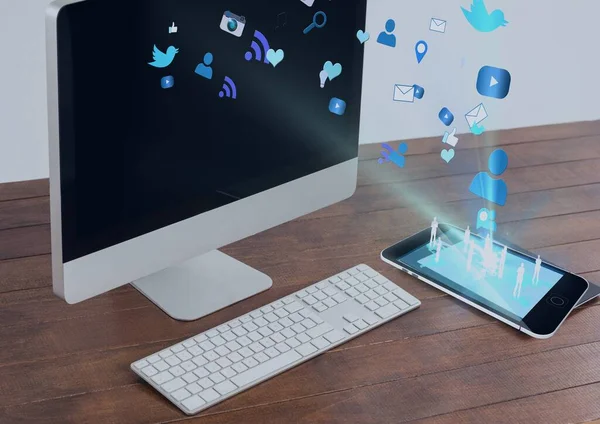 Ahşap Yüzeyde Akıllı Telefon Bilgisayar Üzerinde Yüzen Sosyal Medya Simgeleri — Stok fotoğraf