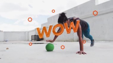 Karışık ırktan bir kadının topta şınav çekmesi üzerine yazılan bir animasyon. dijital arayüz video oyunu konsepti dijital olarak oluşturuldu.