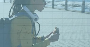 İstatistiksel veri işleme, gezinti güvertesinde oturan Afro-Amerikan bir kadına karşı. istatistik ve veri kavramı