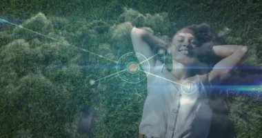 Çimlerin üzerinde yatarken gülümseyen Afrikalı Amerikalı kadınlara karşı bir bağlantı ağı. küresel ağ oluşturma ve bağlantı kavramı