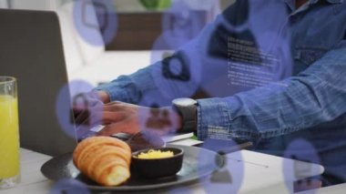 Dizüstü bilgisayar kullanarak Afrikalı Amerikalılara karşı yüzen birden fazla dijital simge. küresel ağ ve teknoloji kavramı