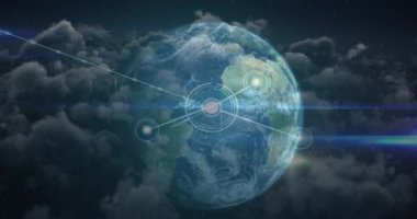 Mavi gökyüzündeki bulutlara karşı dönen dünya üzerindeki bağlantı ağı. küresel ağ ve teknoloji kavramı