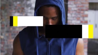 Kapüşonlu bir kapüşonlu giyen melez ırkçı üzerinden başlamanın animasyonu. dijital arayüz video oyunu konsepti dijital olarak oluşturuldu.