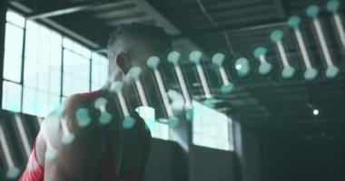 DNA yapısı, savaş halatı egzersizi yapan Afrikalı Amerikalı adama karşı dönüyor. tıbbi araştırma ve spor konsepti.