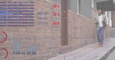 Afro-Amerikan kıdemli bir adamın kahve içip akıllı telefon kullanması hakkında istatistiksel veri işleme. istatistiksel veri ve teknoloji kavramı