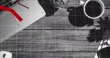 Kırmızı grafikler bilgisayar ve kahve fincanlarına karşı ahşap yüzeyde hareket ediyor. küresel finans ve iş kavramı