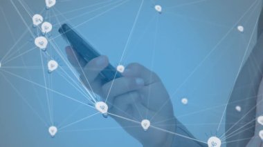 Akıllı telefon kullanan kişiye karşı ampul simgelerinin dijital kompozit videosu. küresel ağ ve teknoloji kavramı
