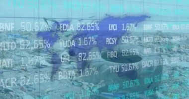 Dünya haritası üzerinden çöp sahasına karşı borsa veri işleme videosunun dijital birleşimi. finans ve ekonomi kavramı