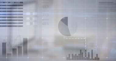 Ofis masasındaki bilgisayara karşı istatistiksel veri işleme videosu. küresel finans ve iş kavramı