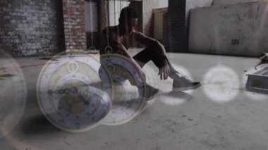 Antrenmana ara veren Afrikalı Amerikalı bir adama karşı birden fazla asma saat. spor ve spor konsepti