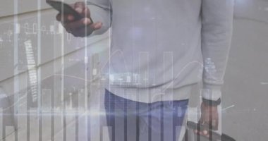 İstatistiksel veri işleme, akıllı telefon kullanan bir adamın orta kesimine karşı. istatistiksel veri ve teknoloji kavramı