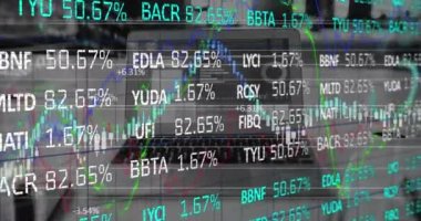 Ofis masasındaki dizüstü bilgisayarla borsa veri işleme videosunun dijital birleşimi. küresel finans ve iş kavramı