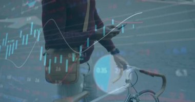 Sokaklarda akıllı telefon kullanan bisikletli bir adam hakkında mali veriler işleniyor. küresel finans ve iş kavramı