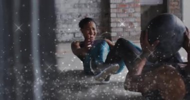 Beyaz parçacıklar, ilaç topuyla egzersiz yapan Afrikalı Amerikalı erkek ve kadınlara karşı. tıbbi araştırma ve spor konsepti.