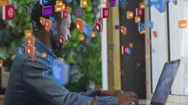 Dizüstü bilgisayar ve akıllı telefon kullanarak Afrikalı Amerikalılara karşı yüzen birden fazla dijital simge. küresel ağ ve iş konsepti