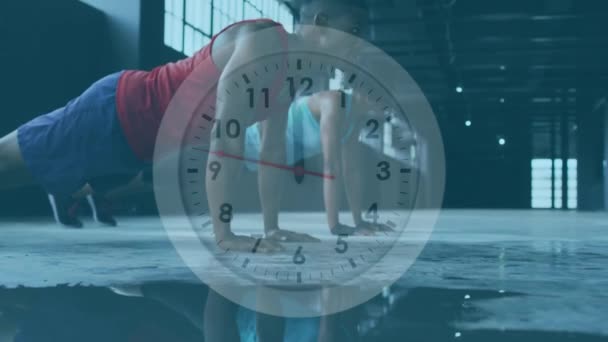 Zegar Tyka Przeciwko Afrykańskiemu Amerykaninowi Wykonującemu Ćwiczenia Push Koncepcja Sportu — Wideo stockowe