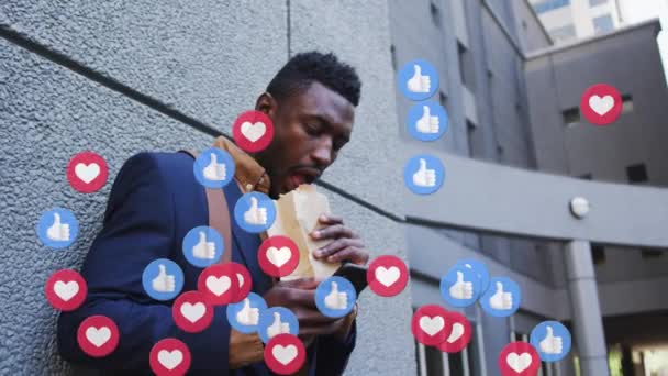 Mehrere Social Media Ikonen Gegen Einen Afrikanisch Amerikanischen Mann Der — Stockvideo
