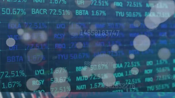株式市場のデータ処理に対する光と複数の変更番号のスポット 金融と経済の概念 — ストック動画