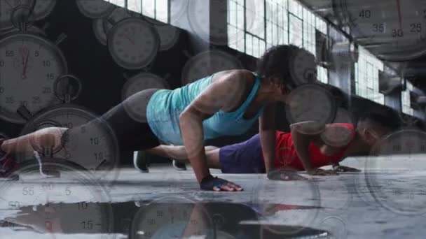 Vários Cronômetros Caindo Contra Homem Mulher Afro Americanos Realizando Exercícios — Vídeo de Stock